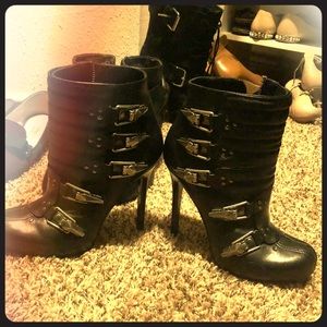 Edgy Alexander McQueen boot 38 8